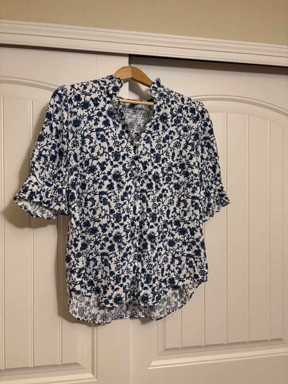Ann Taylor Factory Short Sleeve Blouse Medium Blue and White Textured Button Up